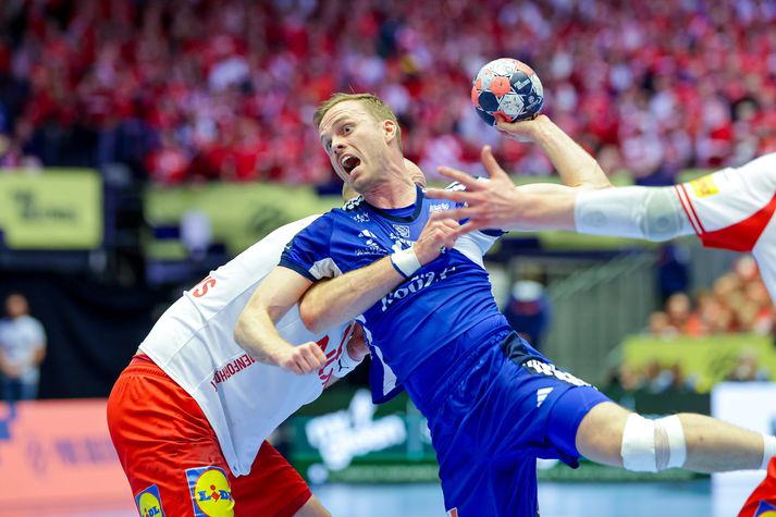 Ómar Ingi í baráttunni gegn Dönum í undanúrslitum EM í upphafi árs