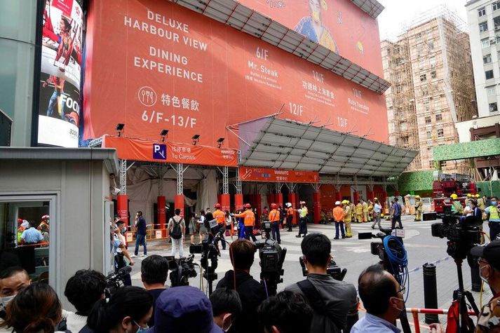 Eldurinn kom upp í World Trade Centre í Hong Kong þar sem unnið hefur verið að viðgerðum á klæðningu.