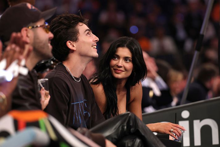 Kylie Jenner dáist hér að sínum manni, Timothee Chalamet, sem fylgist spenntur með gangi mála í MSG-höllinni.