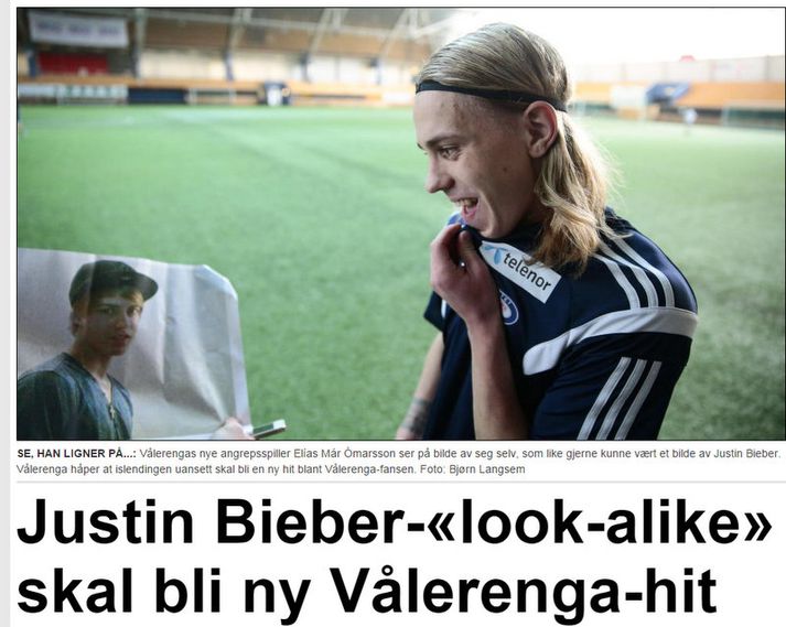 Elías Már horfir á mynd af Justin Bieber.