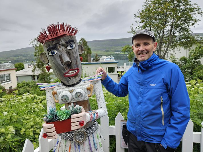 Hreinn við listaverkið sitt með gömlu tannburstunum hans sjálfs.