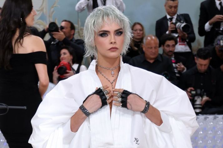 Cara Delevingne segir að það hafi gert útslagið að sjá myndböndin og myndirnar af sjálfri sér á flugvellinum.