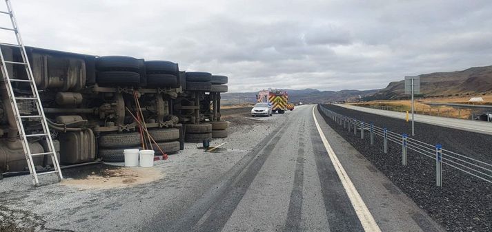 Frá vettvangi í dag. Sjá má bikið sem hefur dreifst yfir veginn.