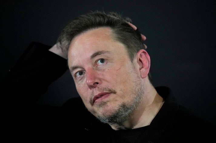 Elon Musk lýsir sjálfum sér sem hörðum tjáningarfrelsissinna og neitar að loka á notendur sem eru sakaðir um að dreifa lygum í Brasilíu. Engu að síður tók Twitter þátt í að loka á blaðamenn og andófsfólk í Tyrklandi rétt fyrir kosningar þar í fyrra.