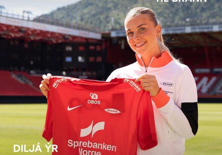 Diljá Ýr komin með búning Brann í hendurnar.