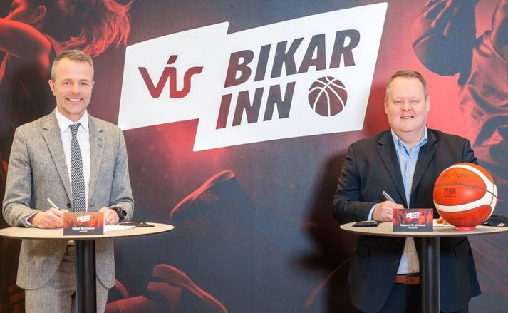 Hér má sjá Helga Bjarnason, forstjóra VÍS, og Hannes Jónsson, formann KKÍ, við undirskrift samningsins milli KKÍ og VÍS.