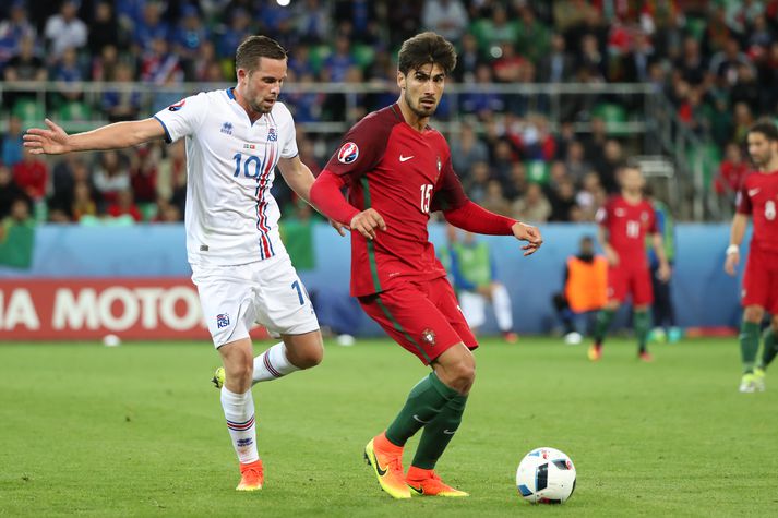 Gylfi og Gomes kljást í leik Íslands og Portúgals á EM 2016.