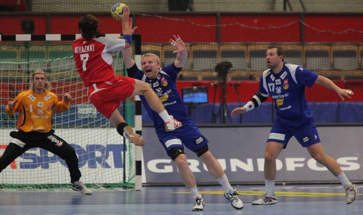 Ingimundur Ingimundarson, Sverre Jakobsson og Björgvin Gústavsson markvörður sáu til þess að japanski íþróttaálfurinn skoraði aðeins 1 mark í 36-22 sigri Íslands gegn Japan í gær.