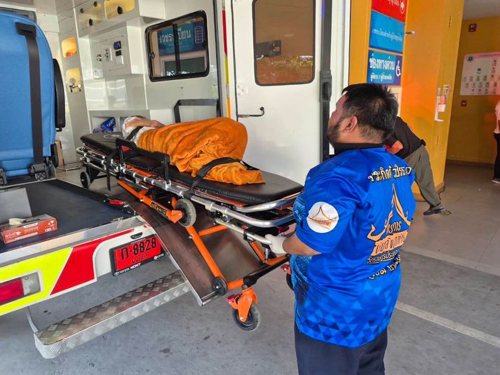 Konan var flutt á sjúkrahús eftir að maðurinn hennar flutti hana til líkbrennslu.