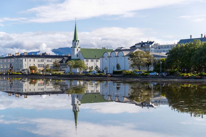 Maðurinn var gestur á veitingastað í miðbænum.