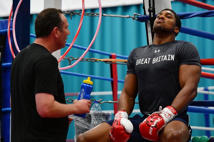 Anthony Joshua á æfingu að undirbúa sig fyrir hnefaleikabardaga.