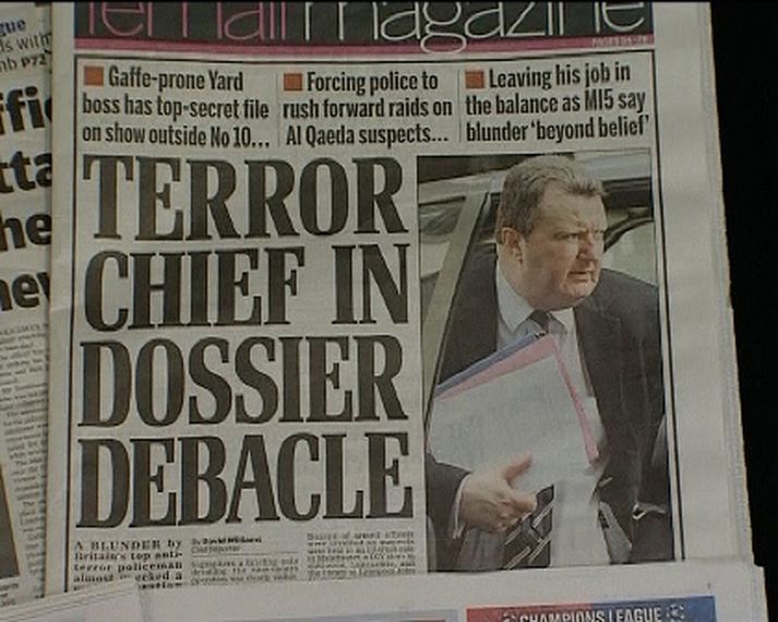 Forsíða bresks blaðs í dag sem sýnir Bob Quick, fyrrverandi aðstoðarlögreglustjóra Scotland Yard, á leið á fund með Gordon Brown, forsætisráðherra Bretlands í Downing-stræti 10 í gær. Á myndinni er skjalið umrædda.