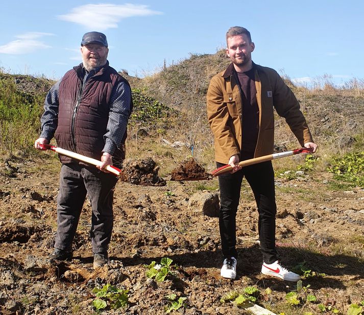 Gunnar Egilsson (t.v.) og Sveinn Ægir Birgisson, sem tóku fyrstu skóflustungurnar af nýju hreinsistöðinni við bakka Ölfusár +a Selfossi.