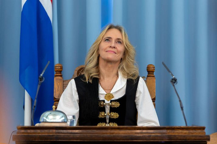 Þorgerður Katrín í þjóðbúningi við setningu Alþingis. Hún hefur skoðun á ýmsu, þar með talið fallegum karlpeningi.