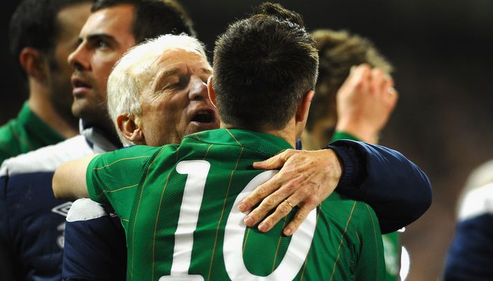 Trapattoni og Robbie Keane fagna sigrinum í gær.