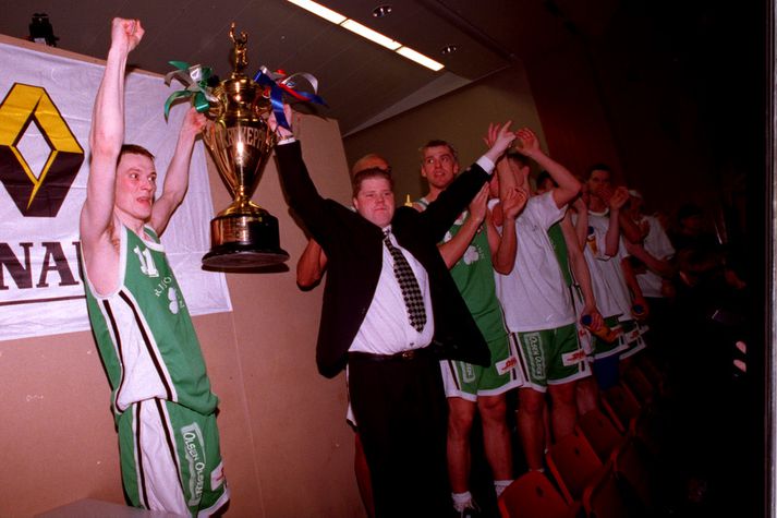 Friðrik Ingi Rúnarsson og Teitur Örlygsson með síðasta stóra bikarinn sem Njarðvík vann undir stjórn Friðriks Inga en liðið varð þá bikarmeistari árið 1999.