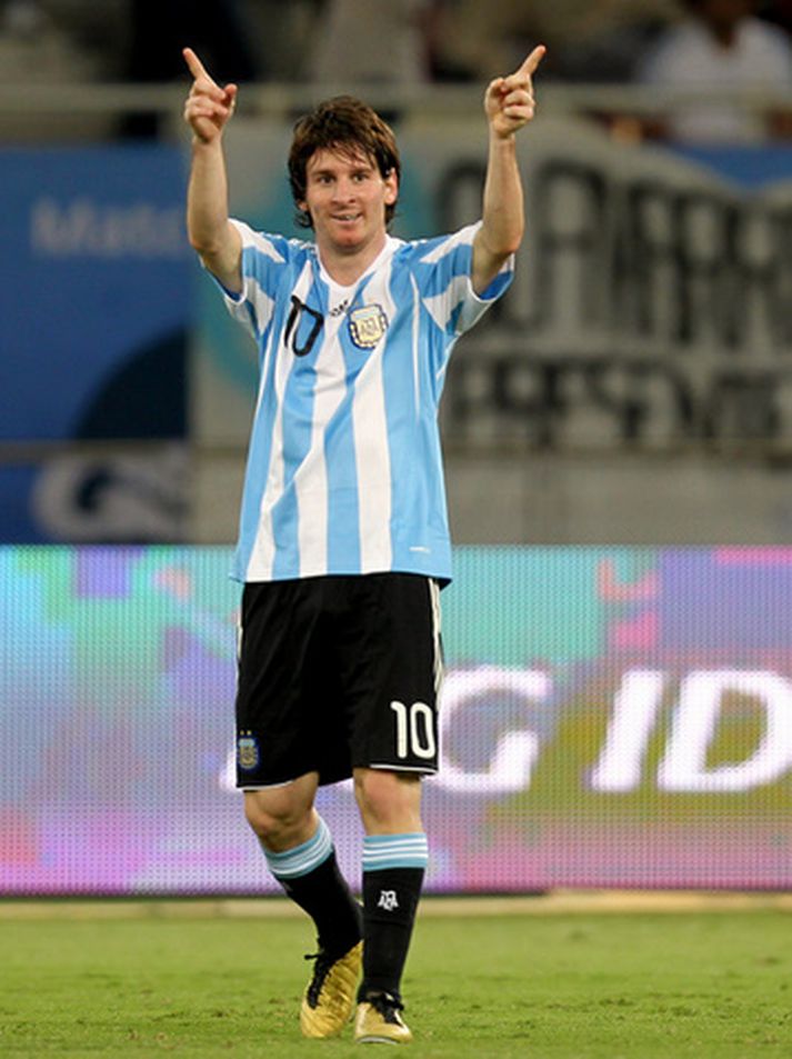 Messi fagnar marki sínu í kvöld.