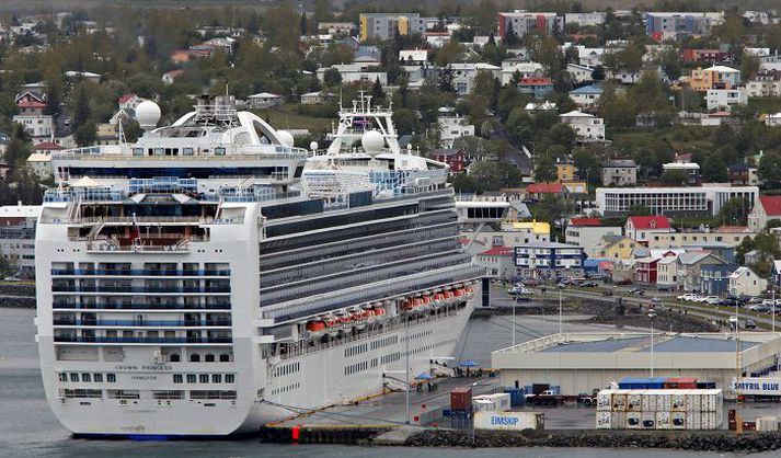 Koma farþegaskipsins Crown Princess, sem hér sést liggja við hafnarbakkann á Akureyri, hefur verið árviss viðburður síðustu ár. 