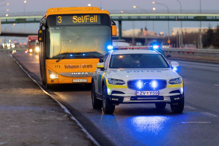 Lögreglan var kölluð á staðinn þegar átök brutust út milli strætóbílstjóra og farþega.