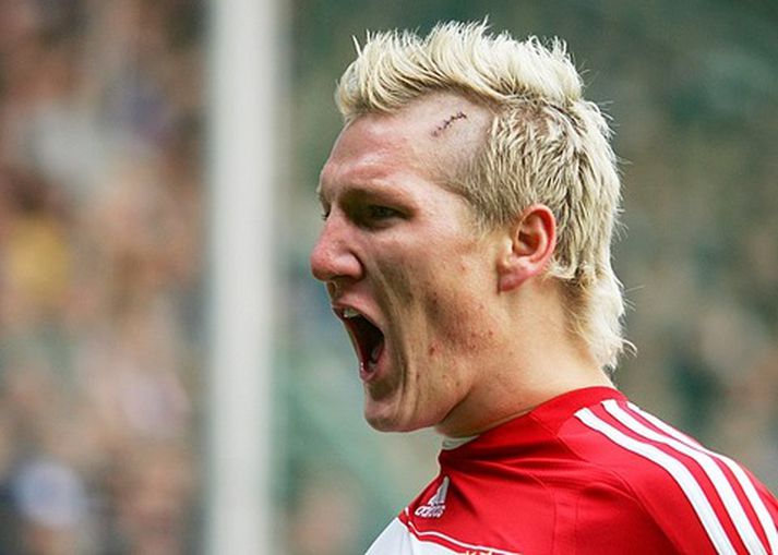 Bastian Schweinsteiger fagnar sigurmarki sínu í dag.