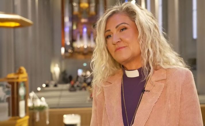 Guðrún er biskup Íslands og vill fá börnin í heimsókn í kirkjurnar yfir jólin.