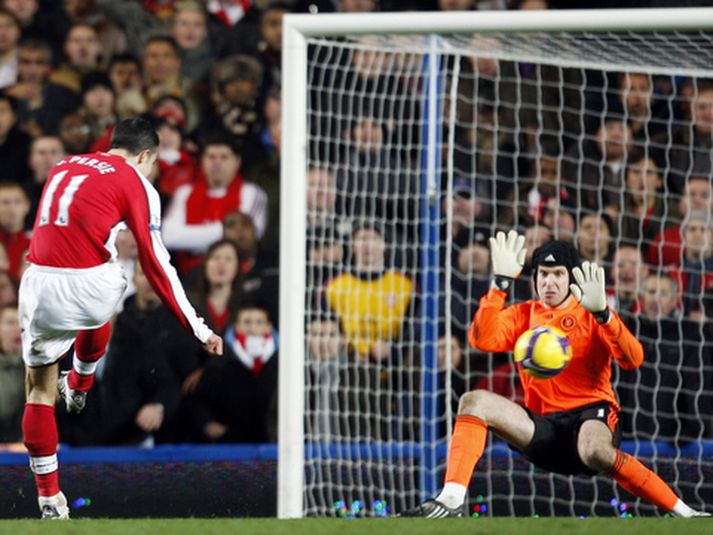 Robin Van Persie skoraði bæði mörkin þegar Arsenal vann Chelsea 2-1 í fyrri leiknum.