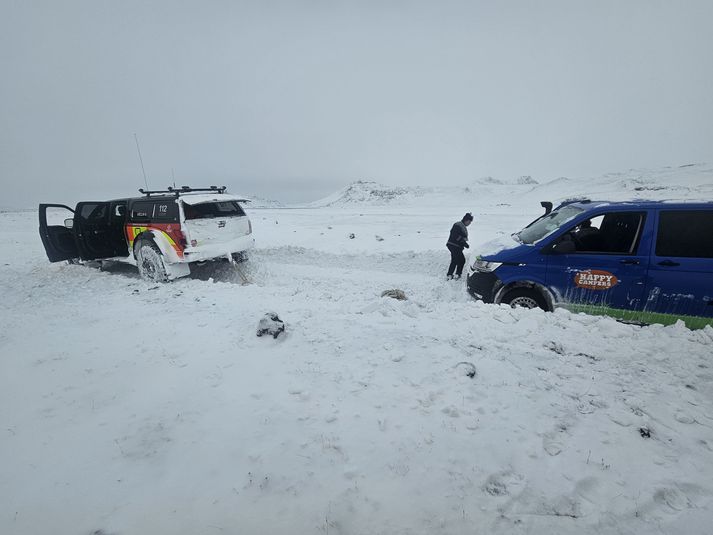 Björgunarsveitirnar fóru inn í Landmannalaugar á tveimur bílum til að aðstoða ferðalanganna til byggða. 