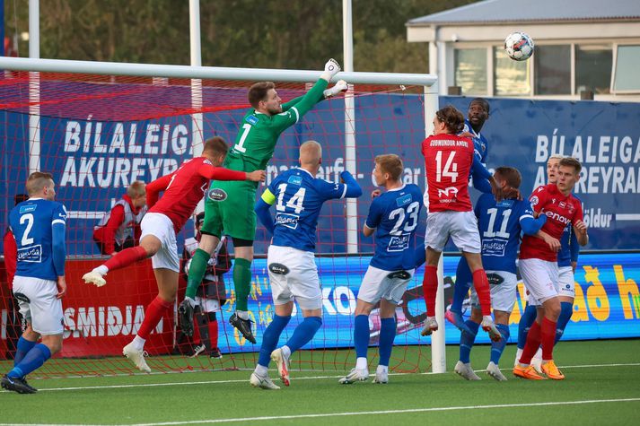 Ólafur Íshólm Ólafsson, markvörður Fram, slær boltann í burtu eftir hornspyrnu Vals.