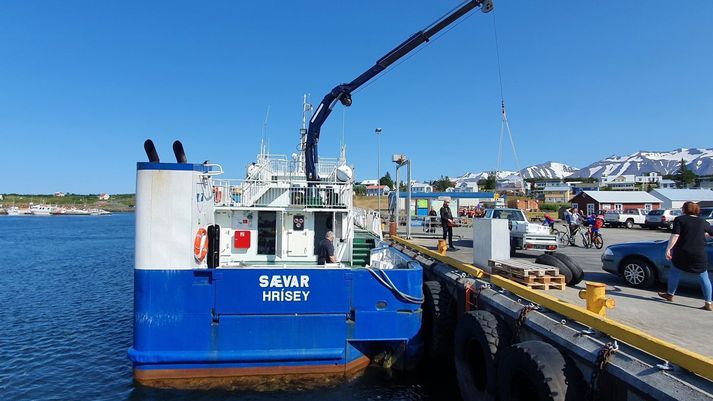 Hríseyharferjan Sævar við byggju í Hrísey á sumardegi.