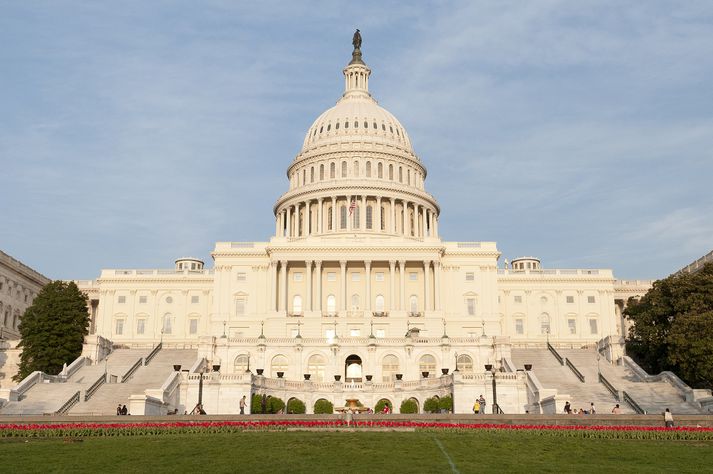 Leiðtogi minnihlutans, Nancy Pelosi, segir repúblikana setja hagnað fyrirtækja ofar hagi og áhyggjum Bandaríkjamanna.