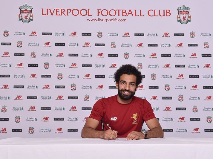 Salah skrifar undir samning við Liverpool.