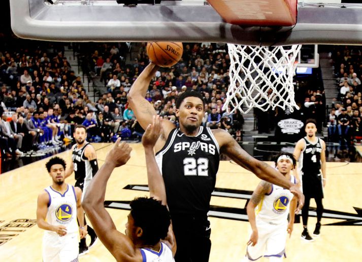 Rudy Gay ræðst að körfu Warriors í nótt.