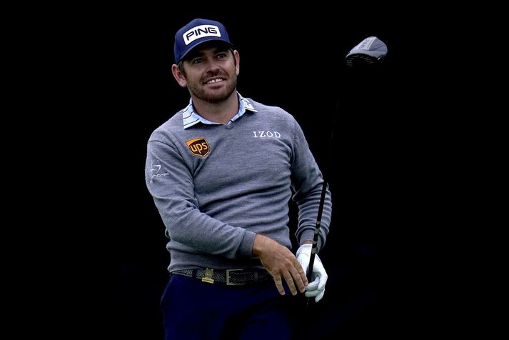 Louis Oosthuizen gæti byrjað daginn á því að komast einn í toppsætið eða missa toppsætið. Hann spilar tvær síðustu holurnar eldsnemma að staðartíma.