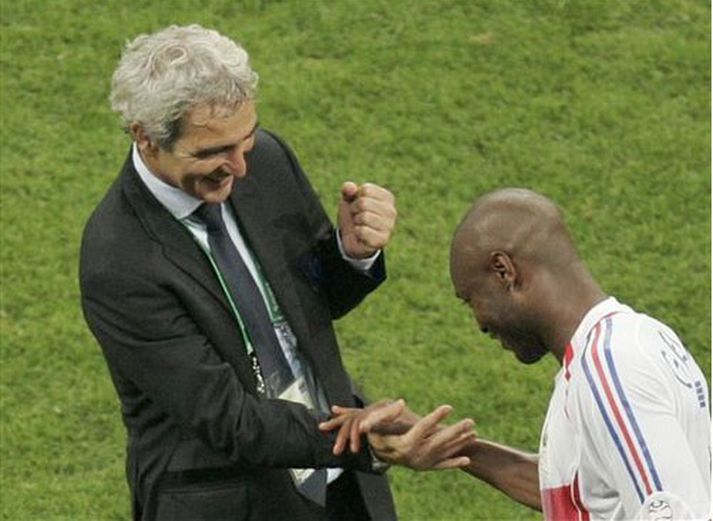 Þjálfari frakka Raymond Domenech, til vinstri, hrósar leikmanninum William Gallas eftir 1-0 sigurinn gegn Portúgal á HM.