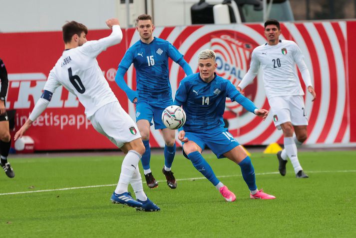 Brynjólfur Willumsson þarf að bíða eftir að spila sinn fyrsta A-landsleik, eftir að hafa smitast af kórónuveirunni.