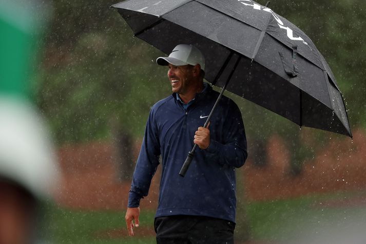 Brooks Koepka er í forystu á Masters en veður hefur sett strik í reikninginn á mótinu. 