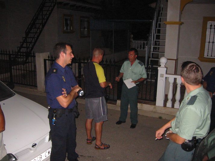 Spænska lögreglan hafði afskipti af Halldóri fyrir tveimur árum vegna leigubrasks hans. Halldór sést snúa baki í myndavélina.