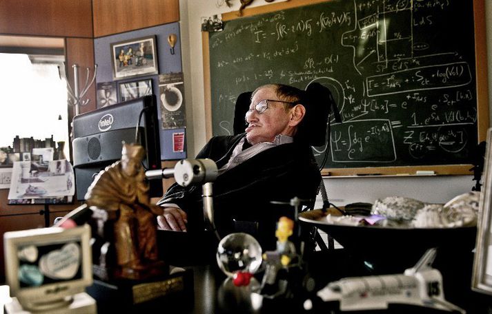 Stephen Hawking á skrifstofu sinni.