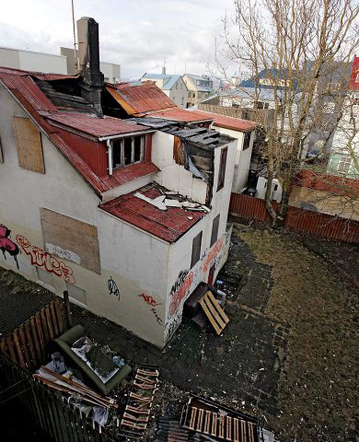 rústir einar Baldursgata 32 í Reykjavík er rústir einar eftir mikinn bruna. Ekkert hefur verið aðhafst varðandi endurbætur á húsinu. fréttablaðið/valli