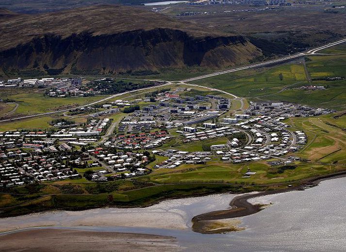 Bæjarritarinn í Mosfellsbæ hættir eftir þrettán ára starf með 14 milljónir í starfslokasamning.

