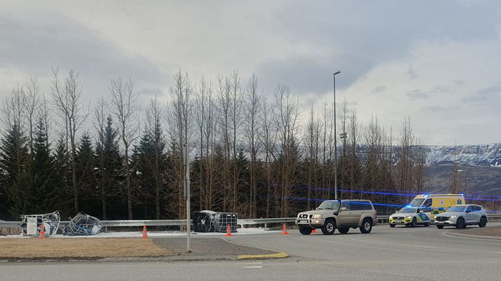 Mörg þúsund lítrar af málningu láku út á veginn þegar farmur flutningabíls valt á Vesturlandsvegi við Varmá í Mosfellsbæ.