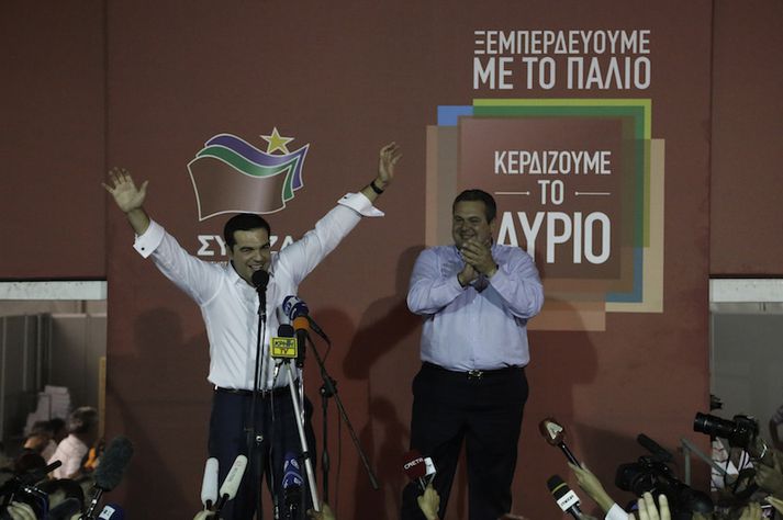 Tsipras var alveg svona ánægður með að gríska þjóðin skyldi styðja Syriza áfram.