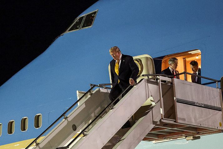 Svo virðist sem Trump hafi aðeins verið um borð í gömlu Air Force One í stutta stund þegar hann yfirgaf vélina á Mildenhall. Ef marka má Washington Post, flaug hann þangað í allt annarri vél.