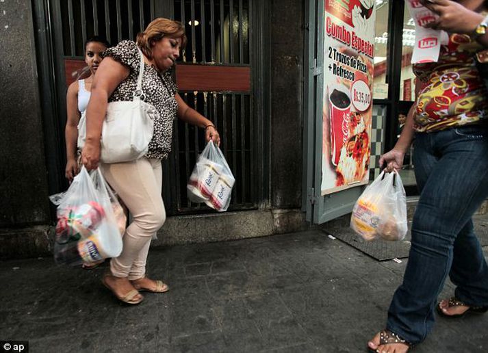 Kreppan er djúp í Venezuela og hamstrar fólk nauðsynjavörur hver sem betur getur.