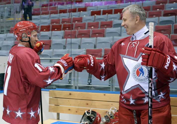 Það fór vel á með Vladimir Putin og Vyacheslav Fetisov sem er gömul rússnesk íshokkístjarna.