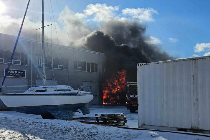 Eldurinn logar í iðnaðarbili í Hafnarfirði.