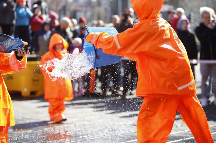 Fötur, byssur og blöðrur. Allt var nýtt í slagnum í dag.