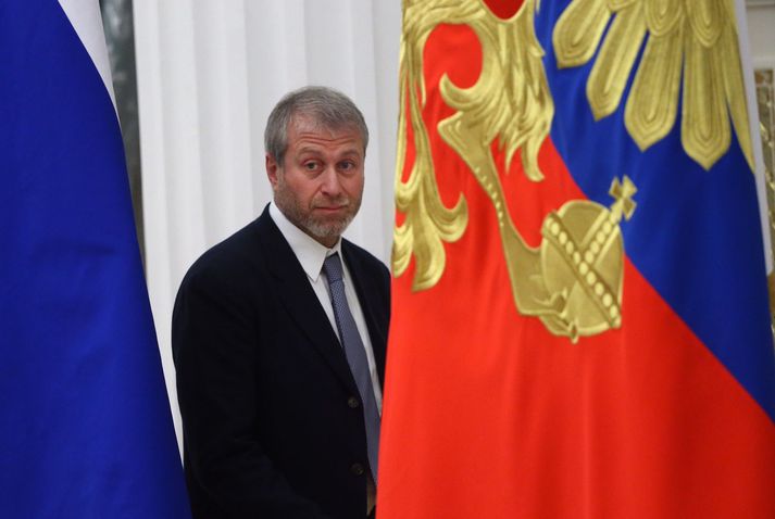 Abramovich bak við rússneskan fána á fundi með fleiri rússneskum viðskiptajöfrum með Vlaidmir Putin árið 2016.