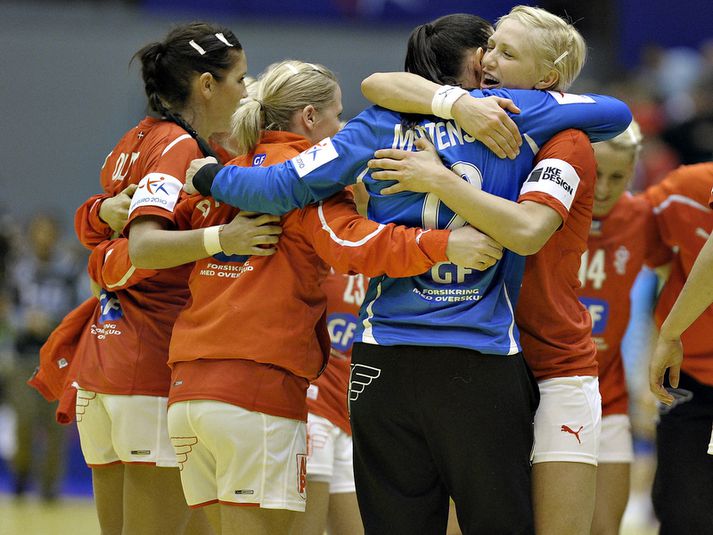 Liðsfélagar Karin Mortensen fagnar henni eftir leikinn.