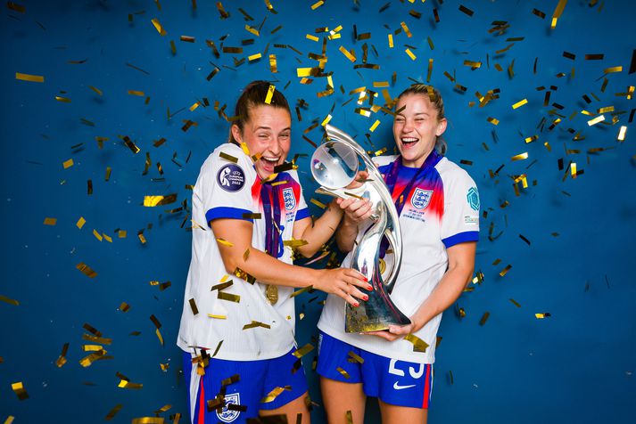 Ensku landsliðskonurnar Ella Toone og Alessia Russo fagna Evrópumeistaratitlinum saman.